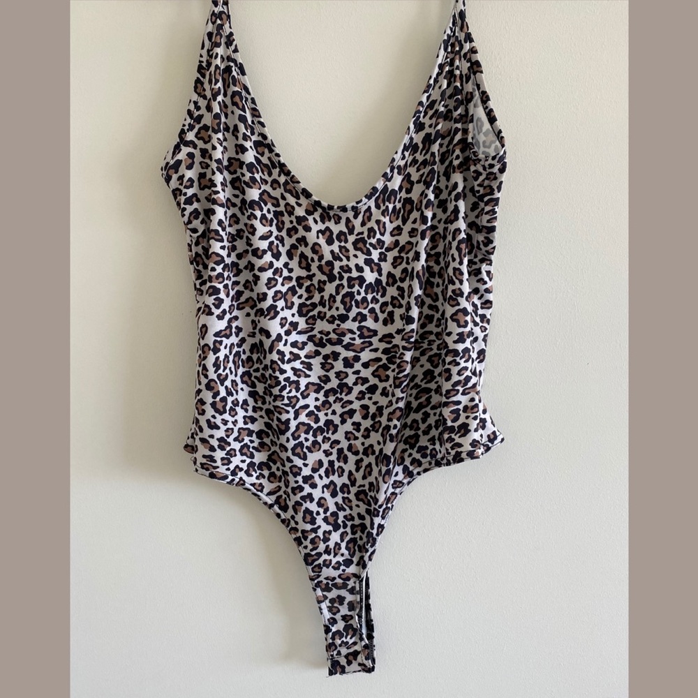 PrettyLittleThing Leopard Scoop Neck Bodysuit